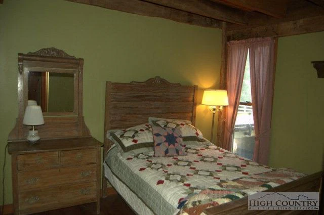 Image number 3 for the current listing