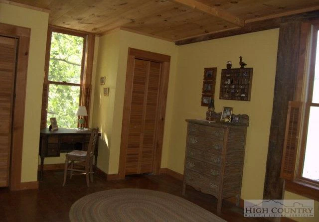 Image number 17 for the current listing