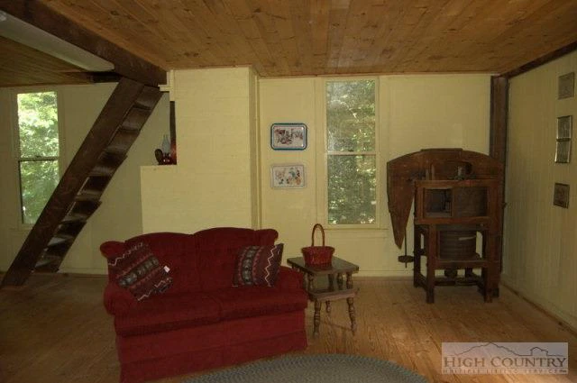 Image number 15 for the current listing