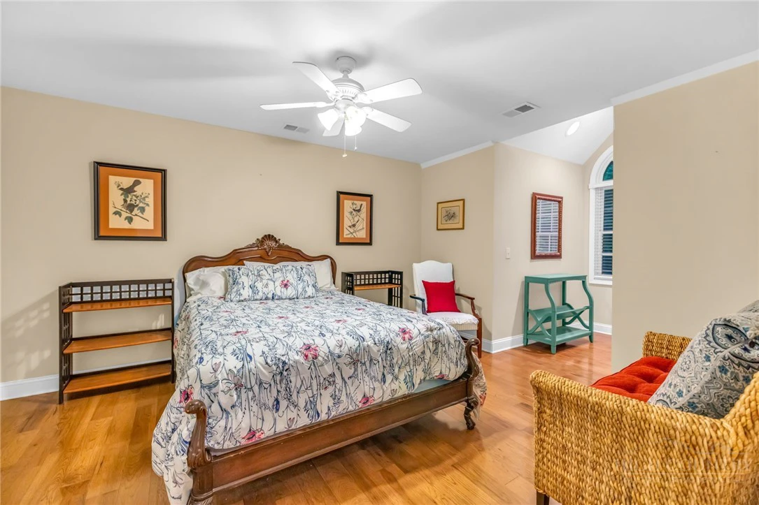 Image number 8 for the current listing