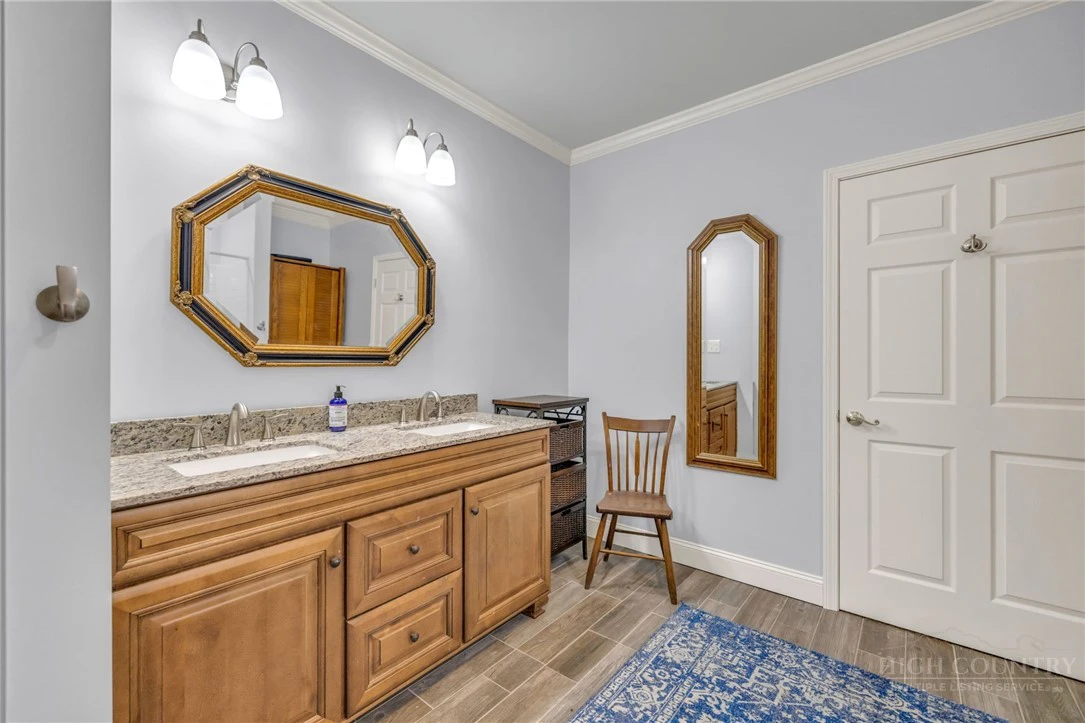 Image number 17 for the current listing