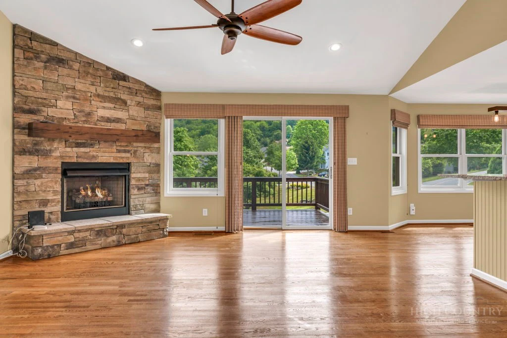 Image number 9 for the current listing