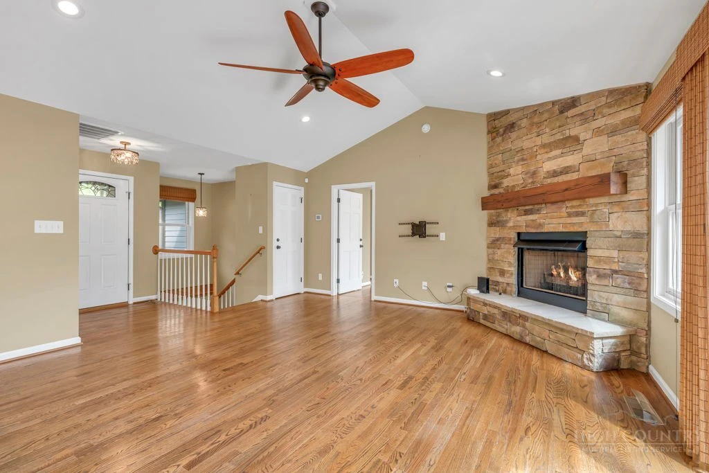 Image number 11 for the current listing