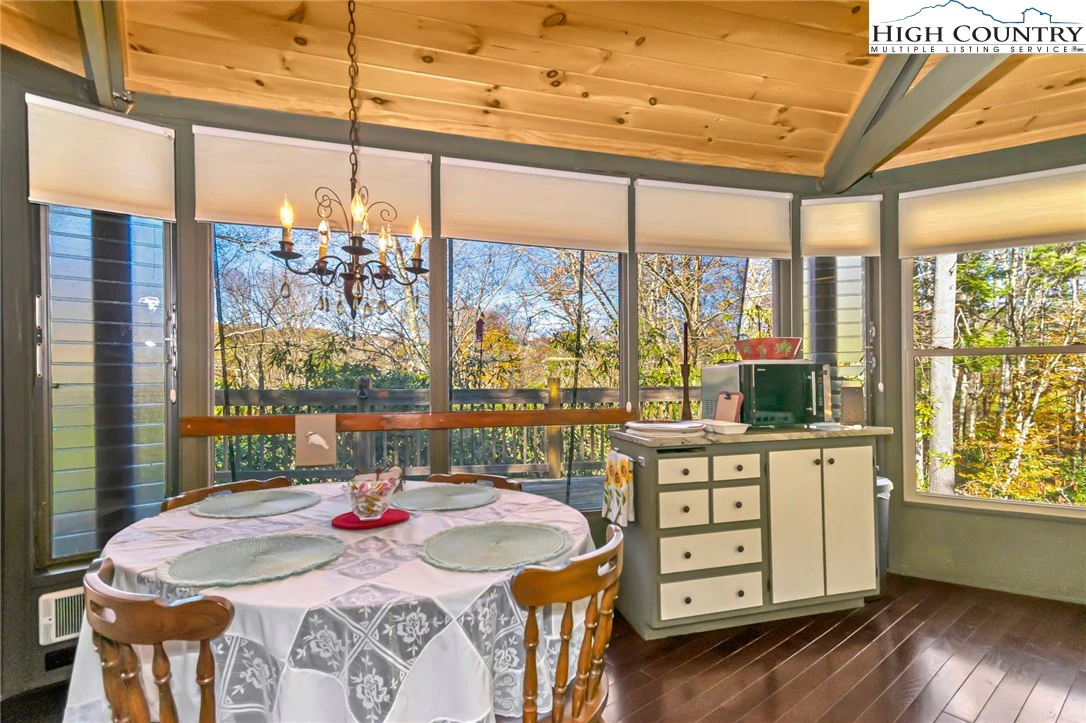 Image number 20 for the current listing