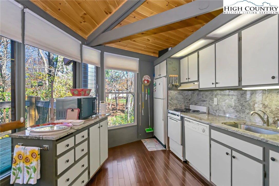 Image number 18 for the current listing