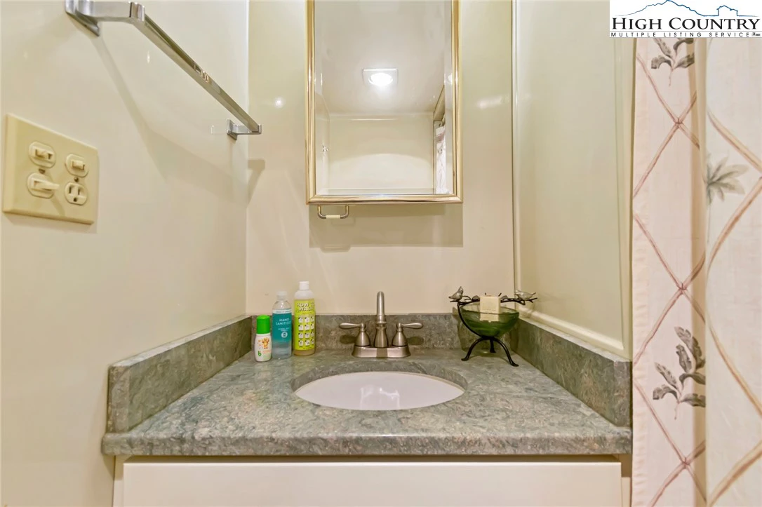 Image number 16 for the current listing