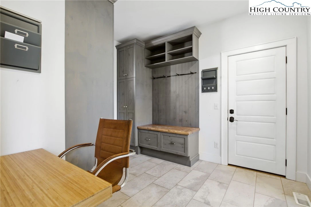 Image number 8 for the current listing