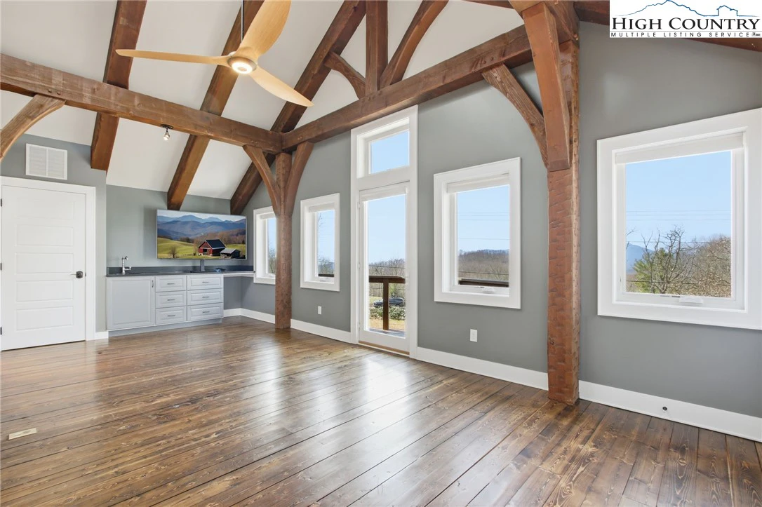Image number 11 for the current listing