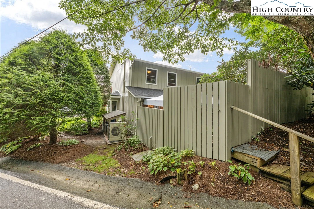 Image number 4 for the current listing