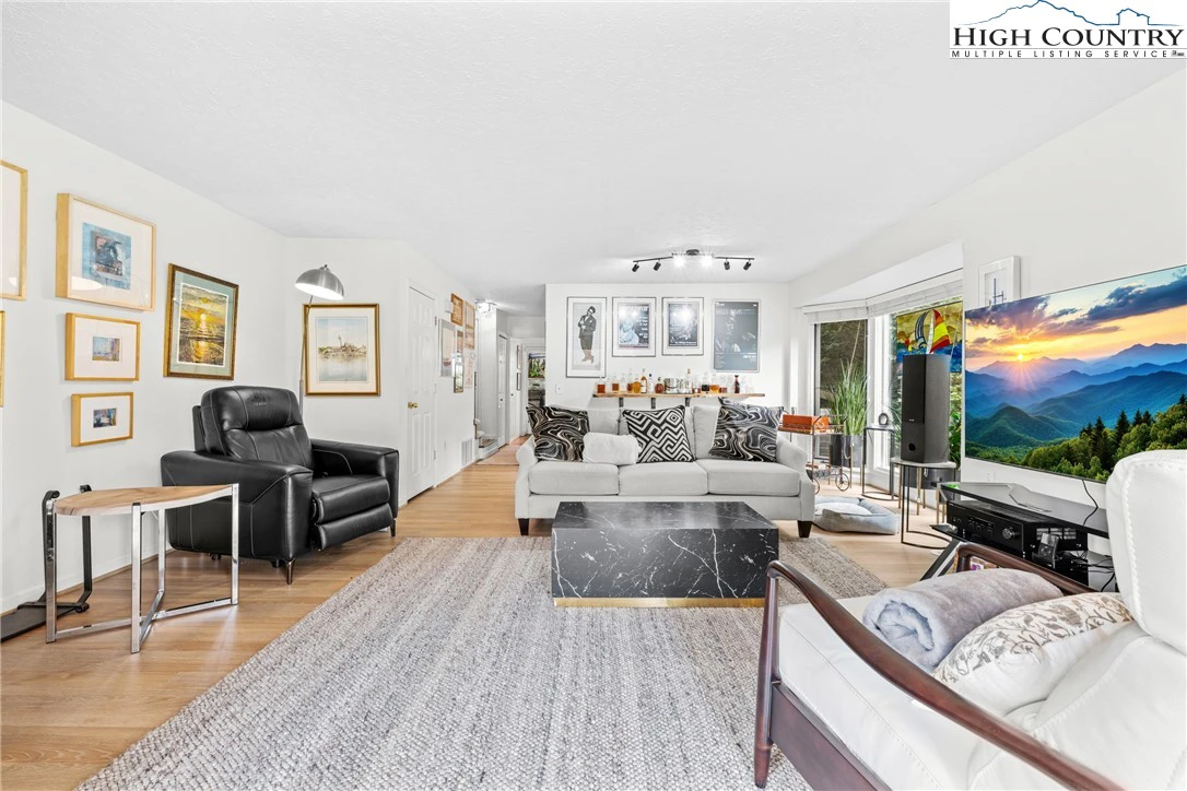 Image number 22 for the current listing