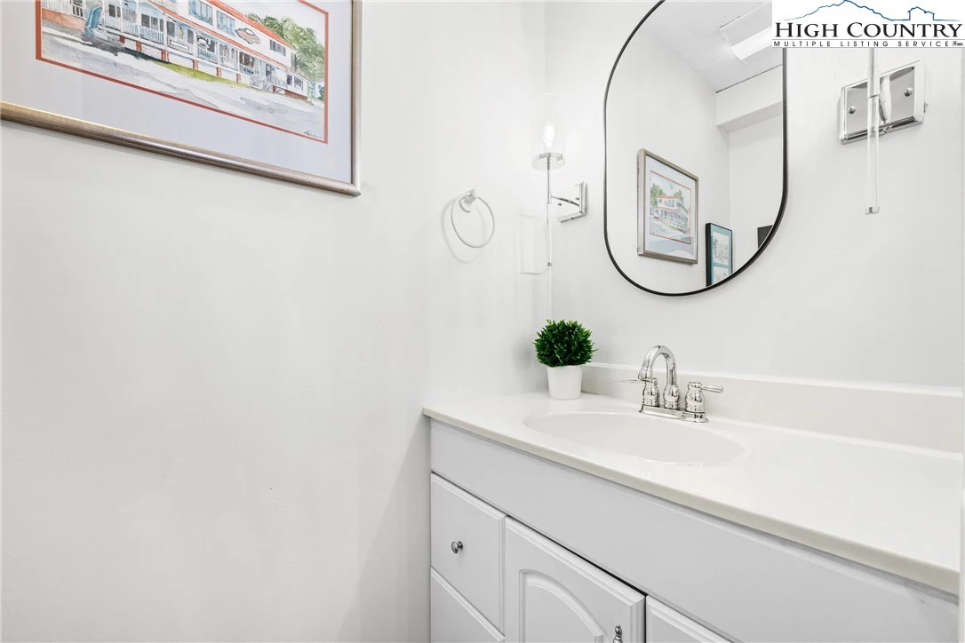 Image number 13 for the current listing
