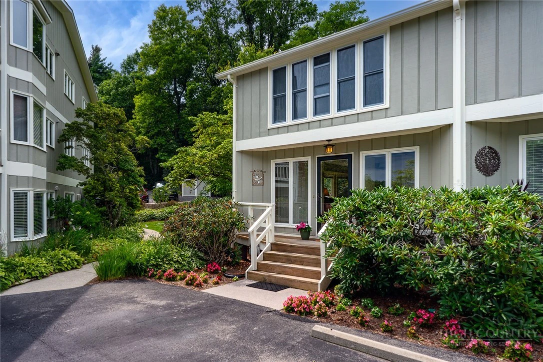 Image number 2 for the current listing