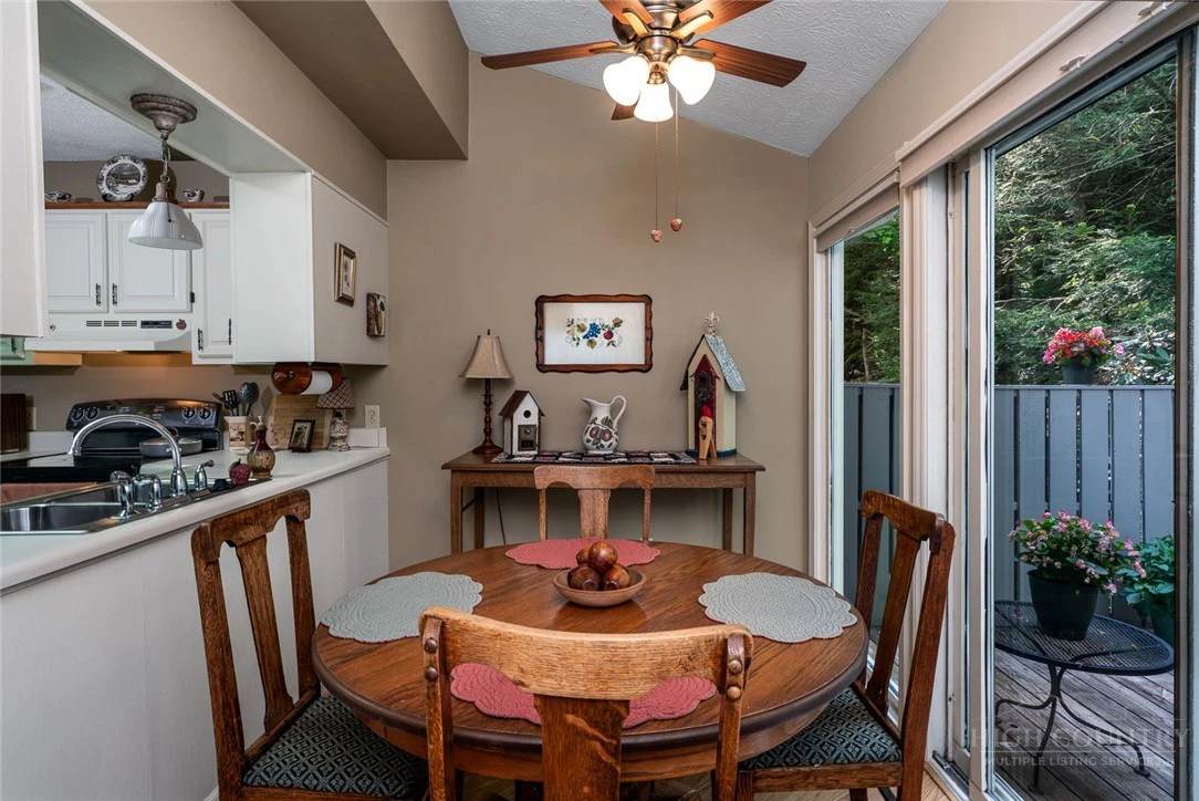 Image number 10 for the current listing
