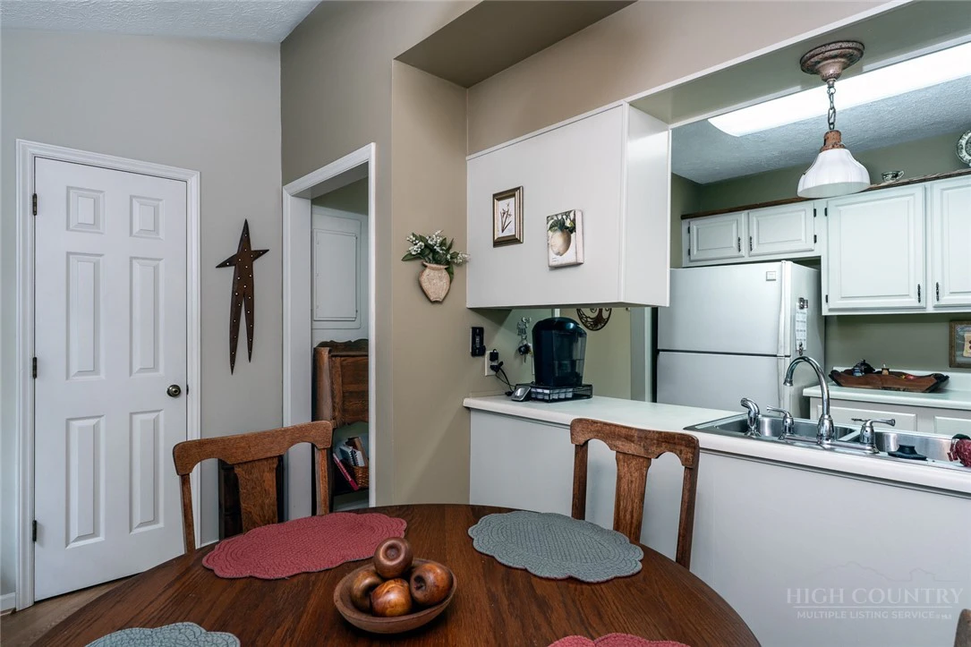 Image number 11 for the current listing