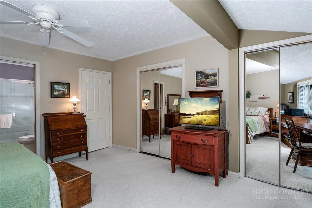 Image number 15 for the current listing
