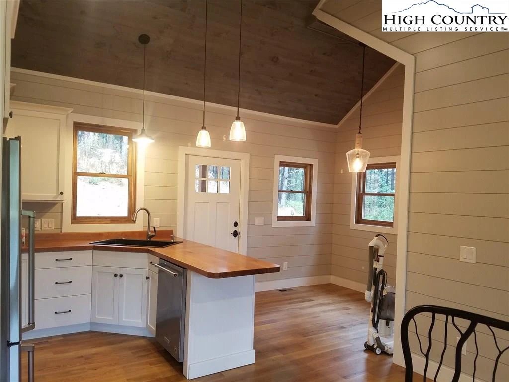 Image number 13 for the current listing