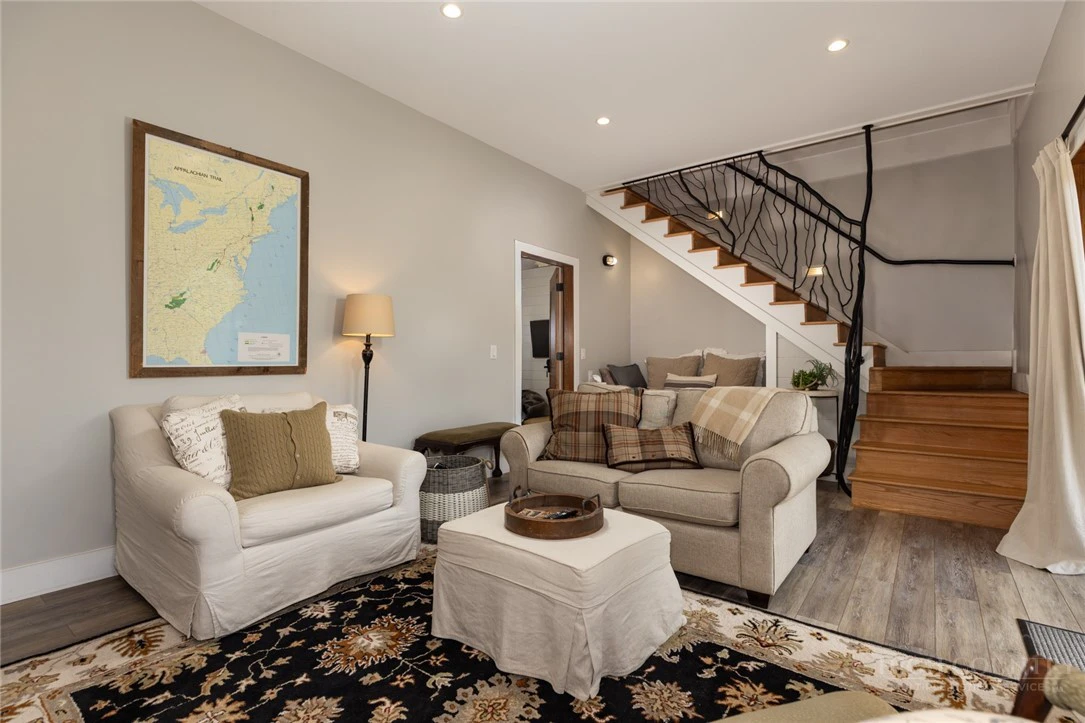 Image number 4 for the current listing