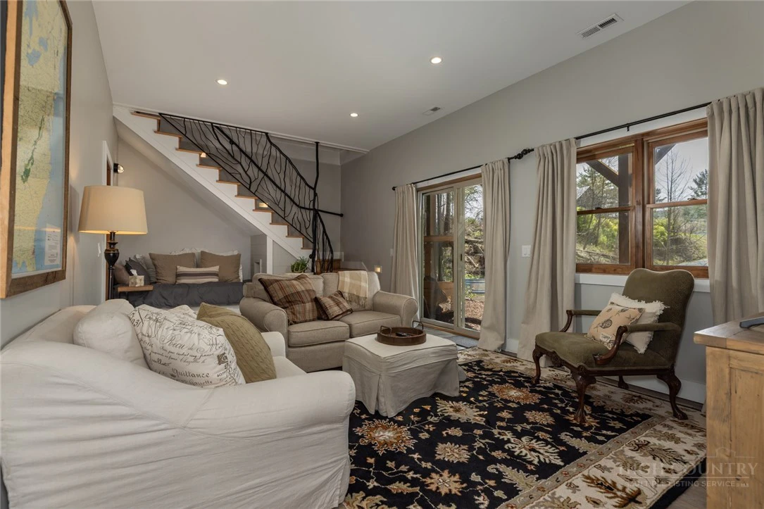 Image number 9 for the current listing