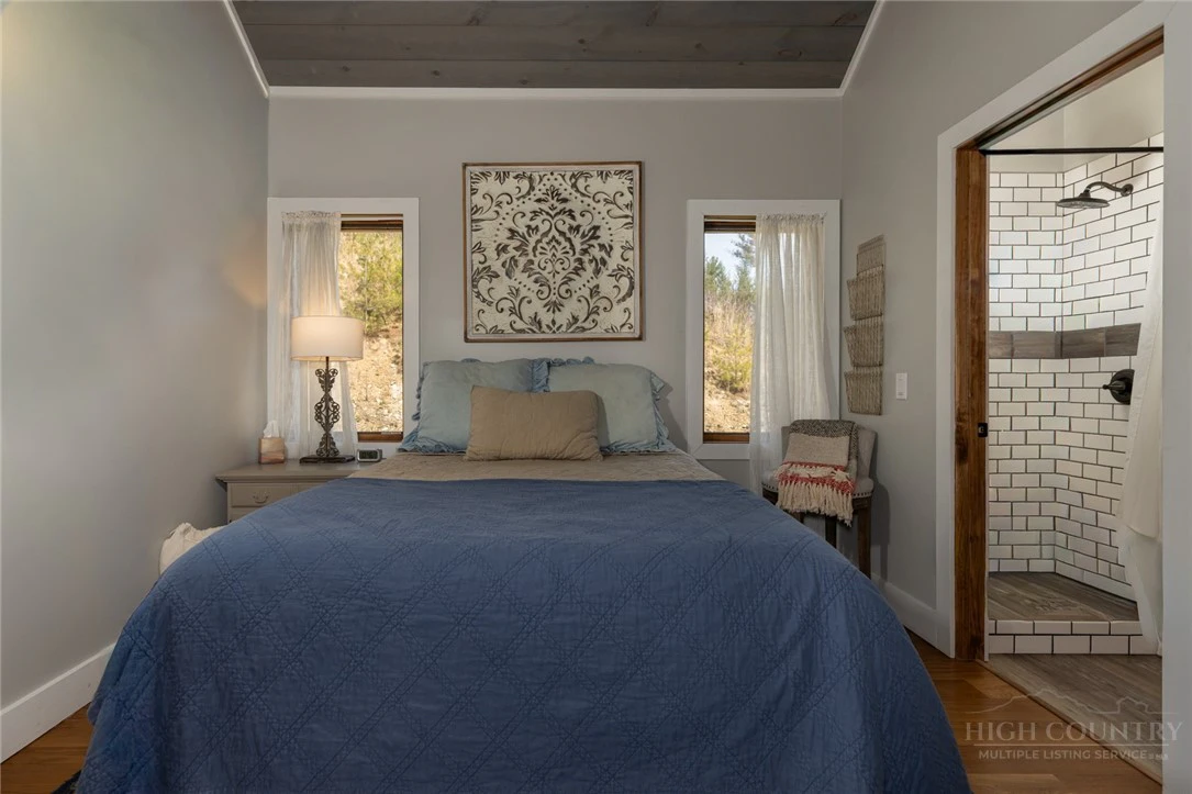 Image number 3 for the current listing