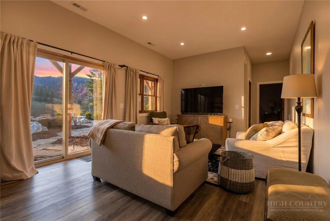 Image number 8 for the current listing