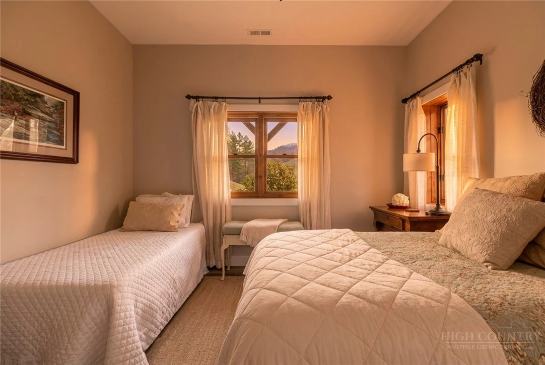 Image number 13 for the current listing