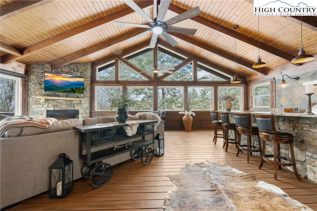 Image number 1 for the current listing