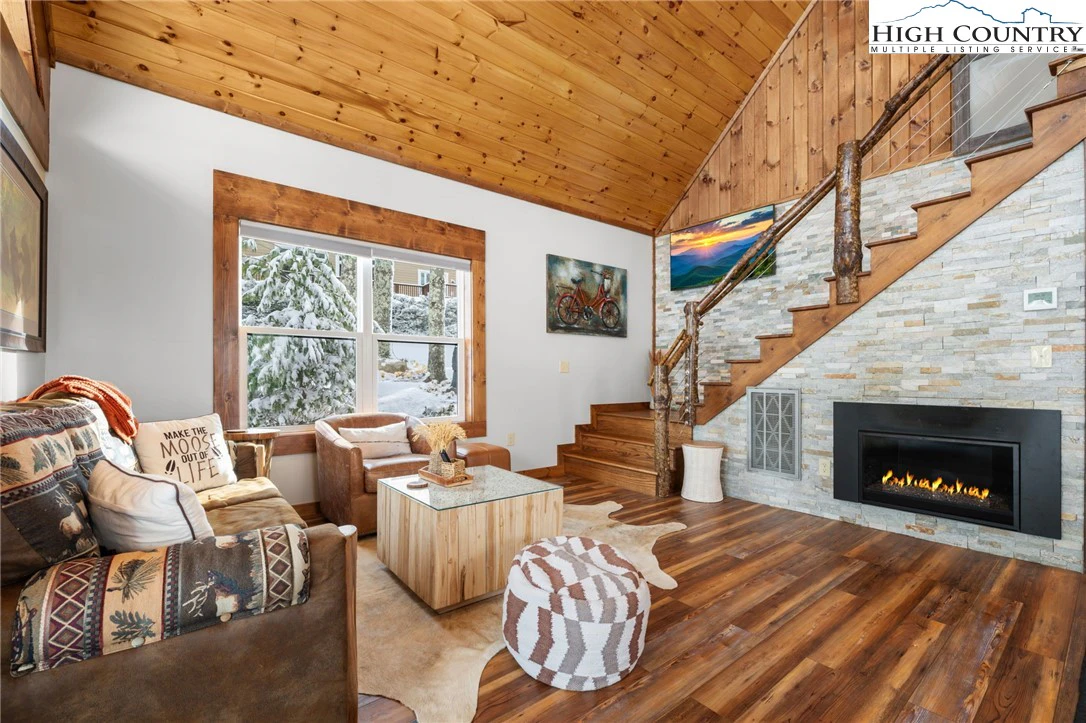 Image number 13 for the current listing
