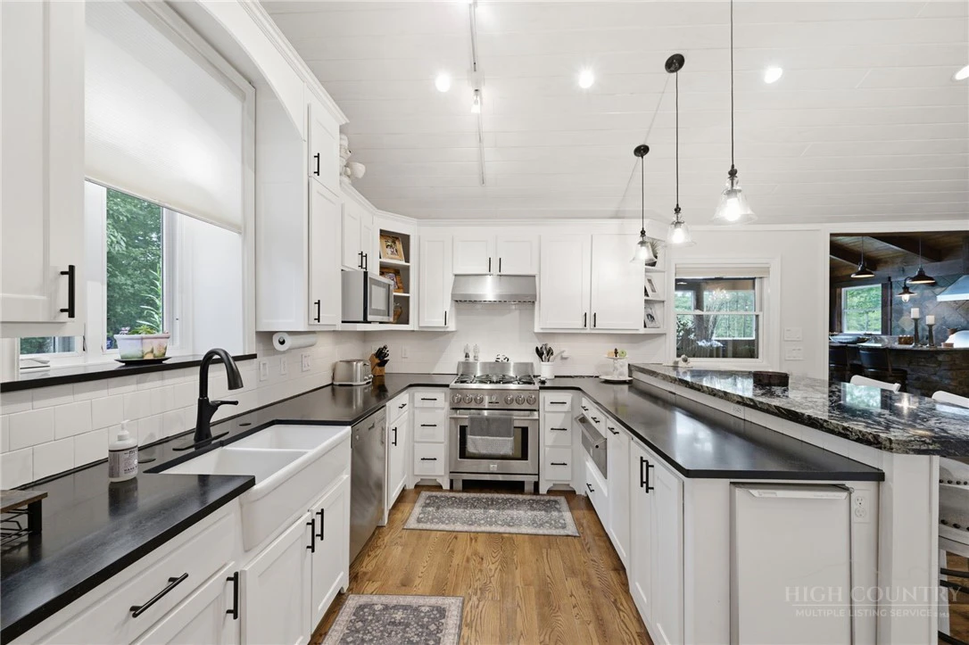 Image number 11 for the current listing
