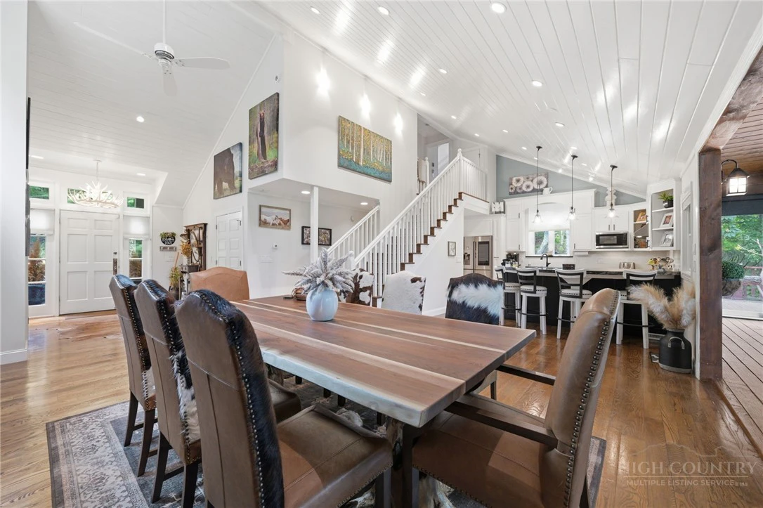 Image number 13 for the current listing