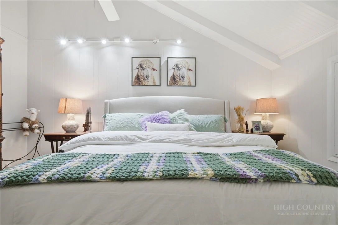 Image number 15 for the current listing