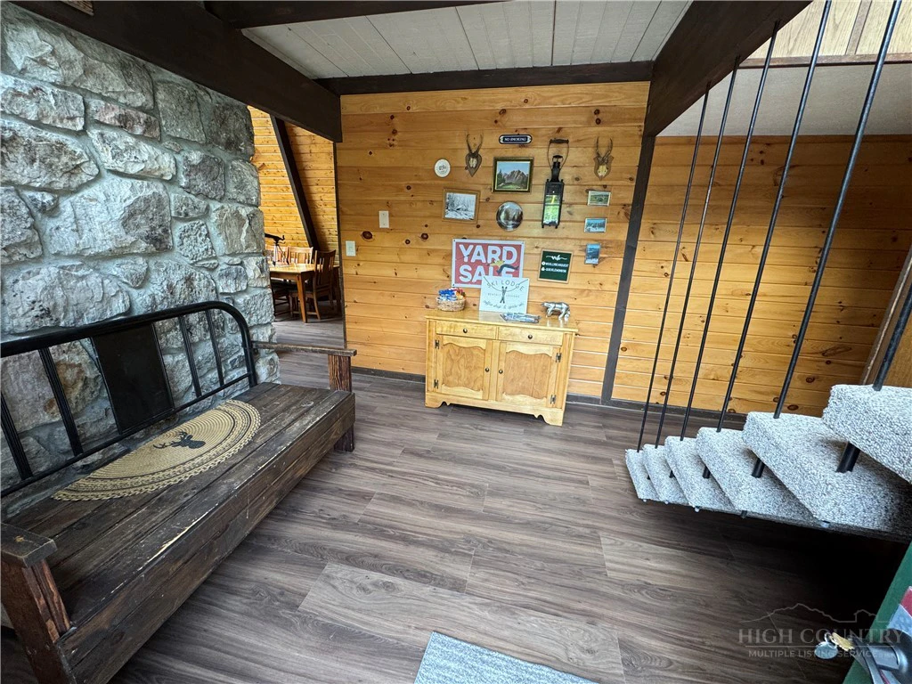 Image number 9 for the current listing