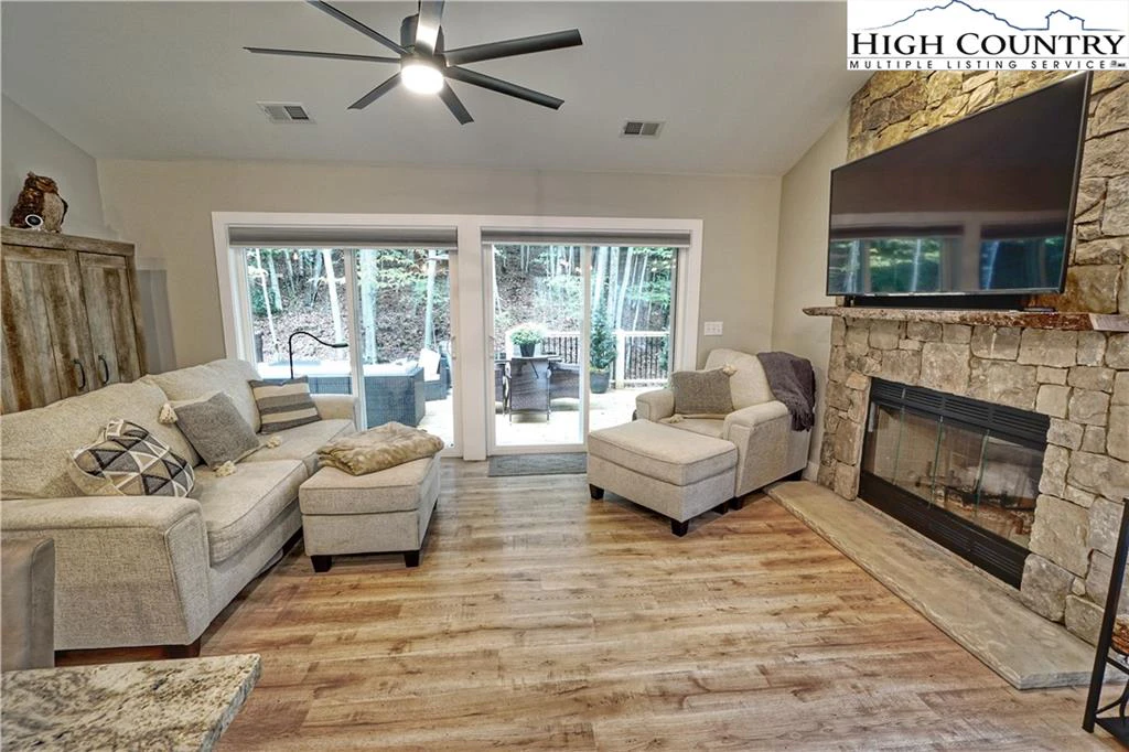 Image number 1 for the current listing