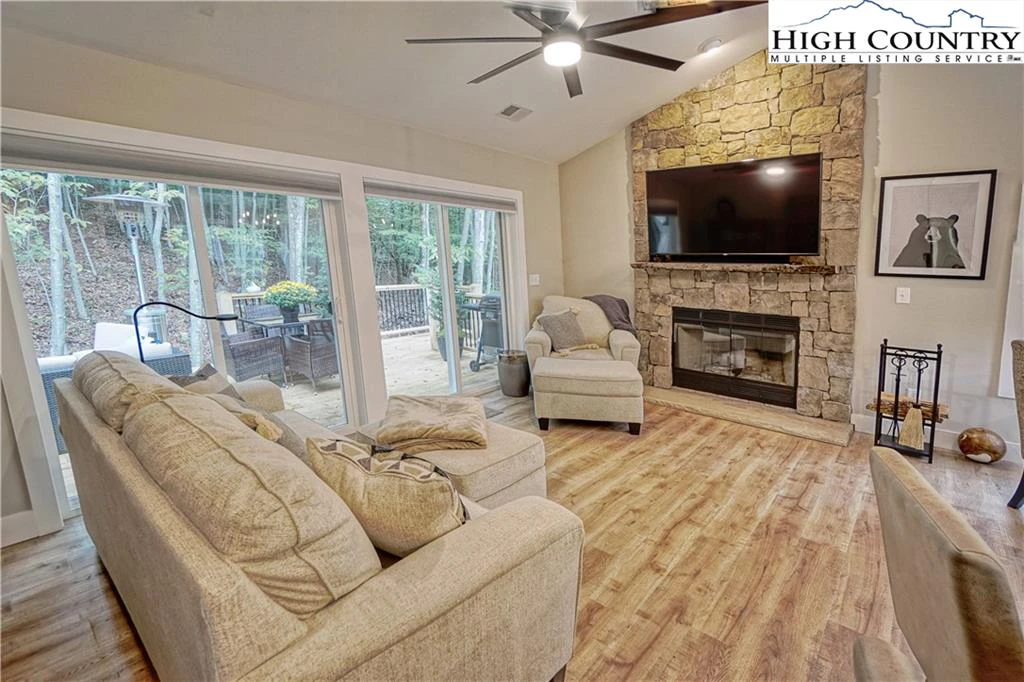 Image number 21 for the current listing
