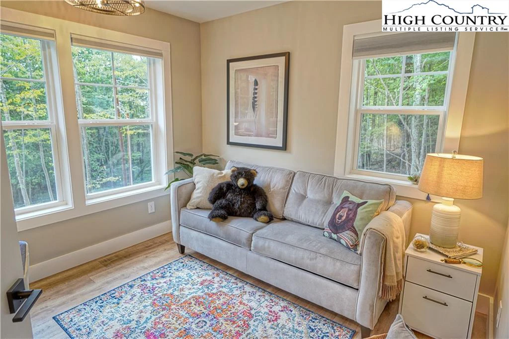 Image number 6 for the current listing