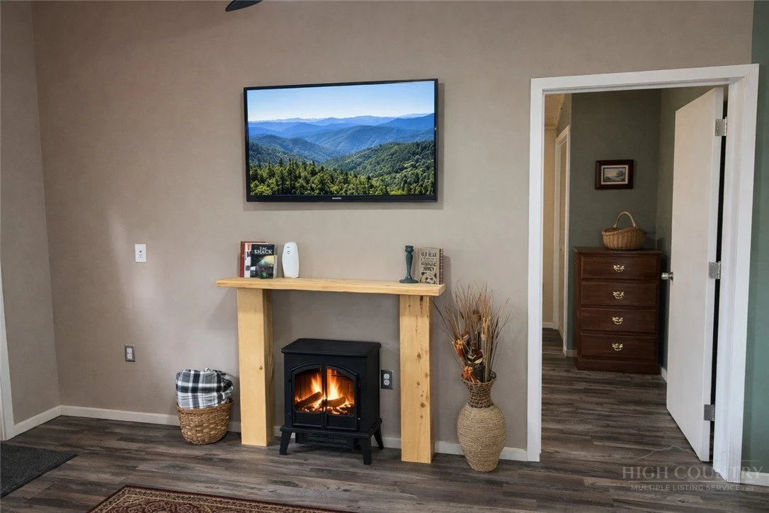 Image number 12 for the current listing