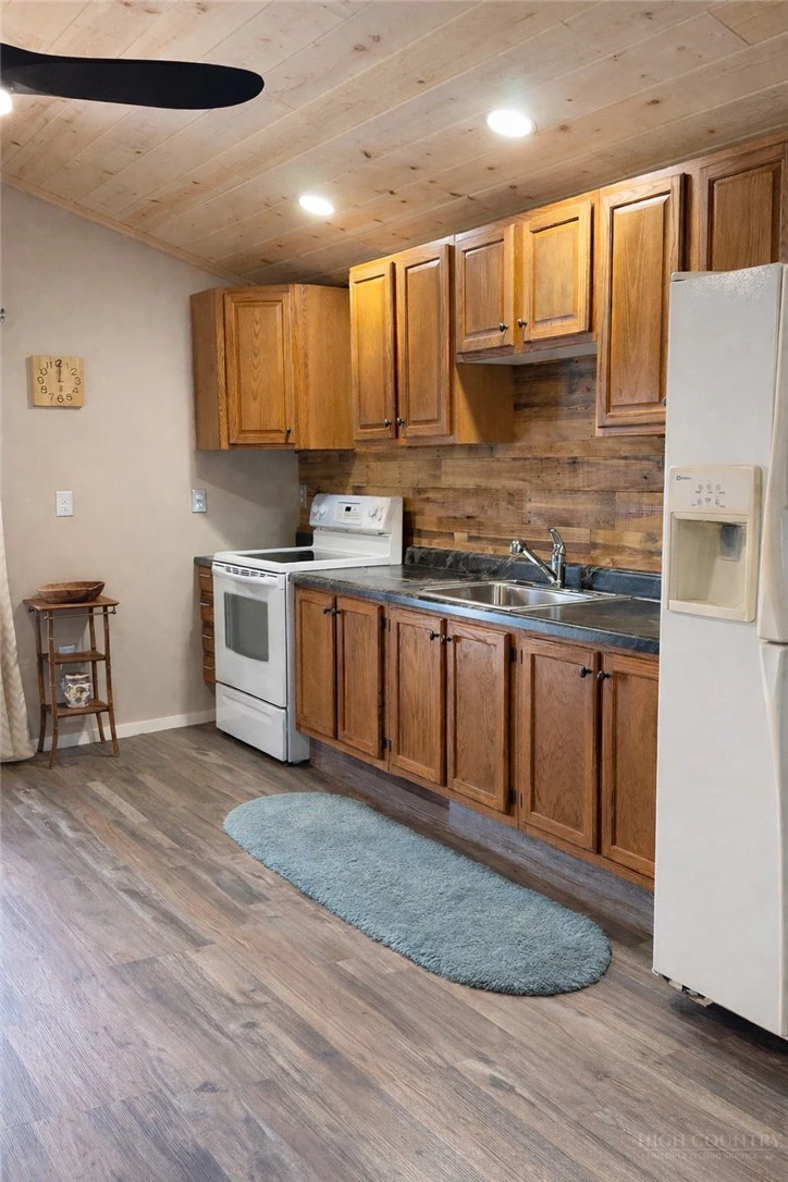Image number 11 for the current listing