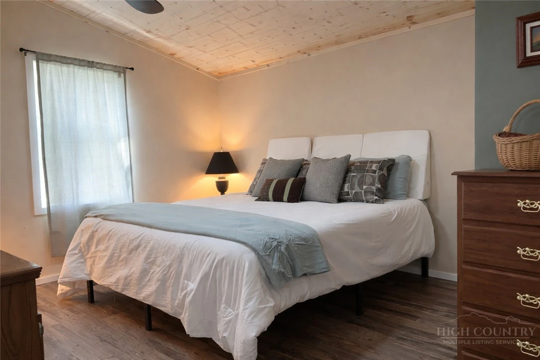Image number 9 for the current listing