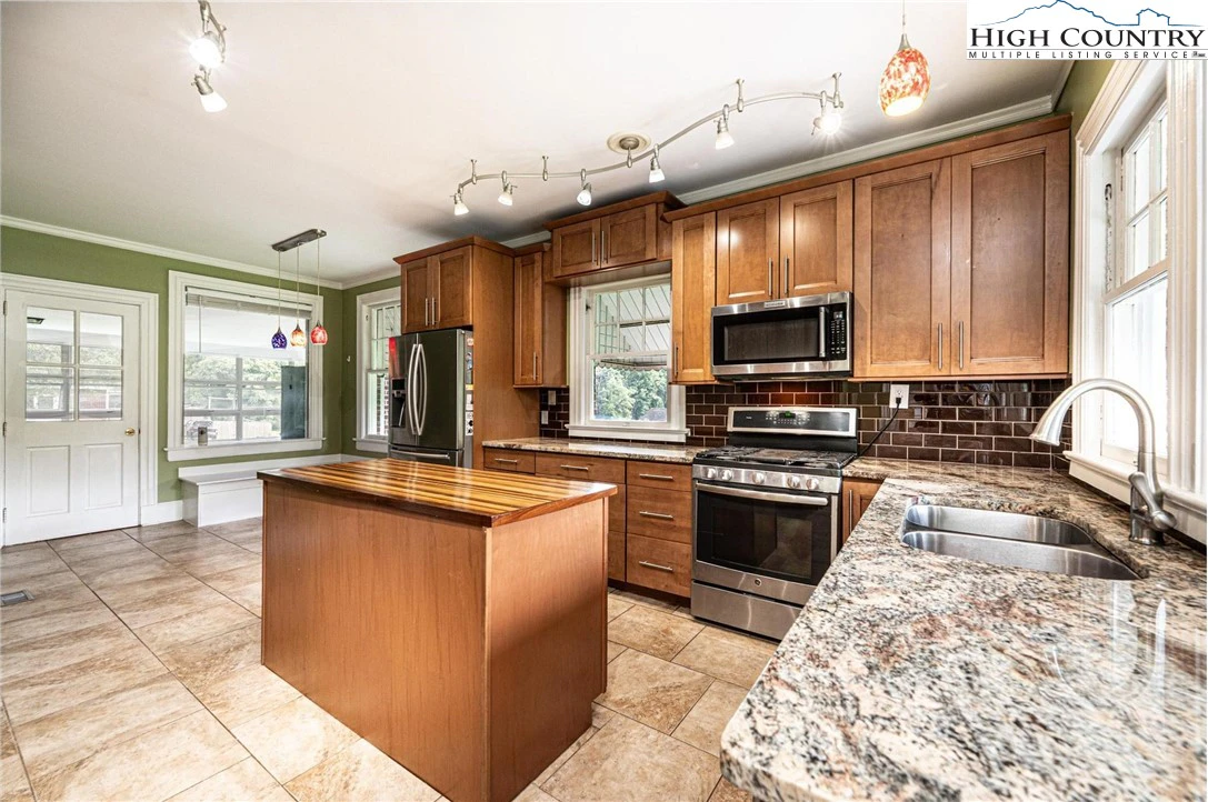 Image number 19 for the current listing