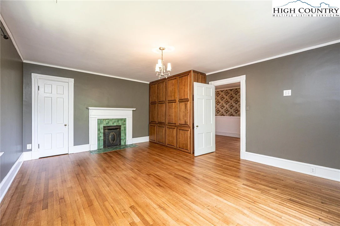 Image number 5 for the current listing