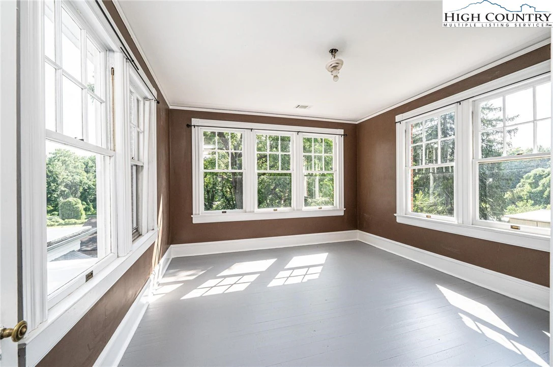 Image number 21 for the current listing