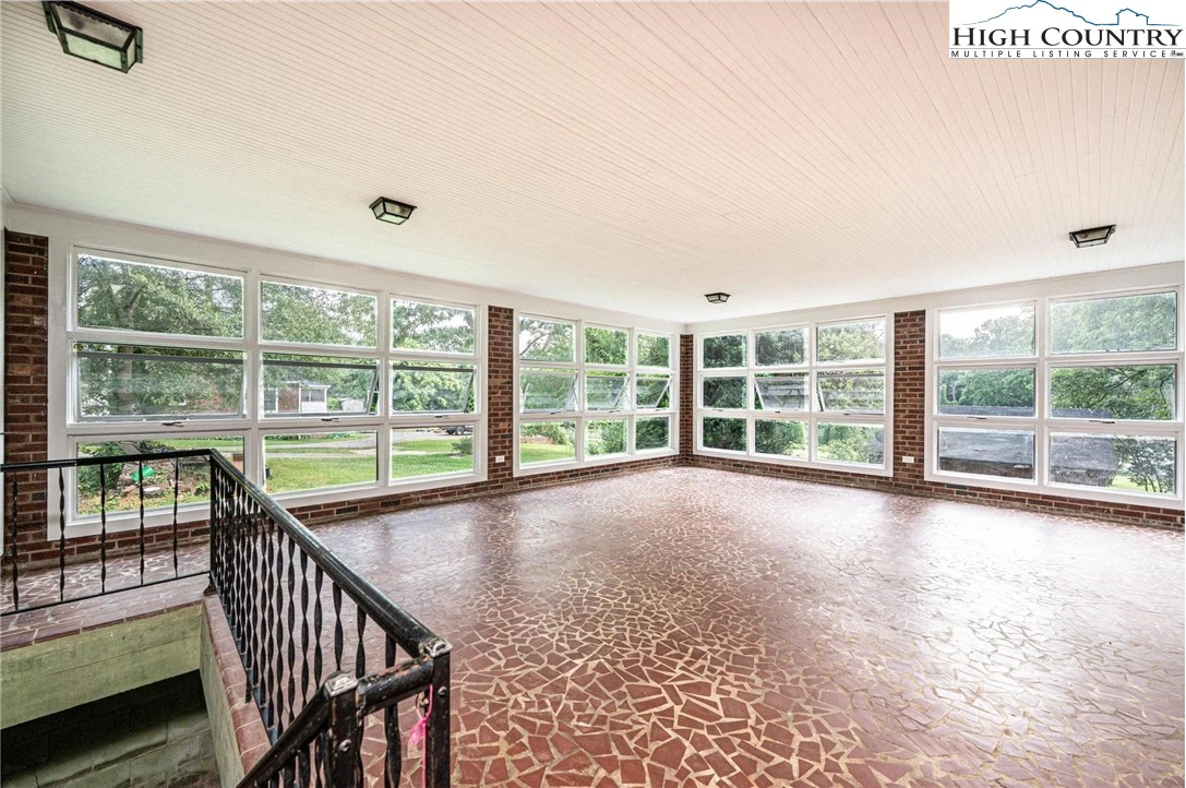 Image number 9 for the current listing