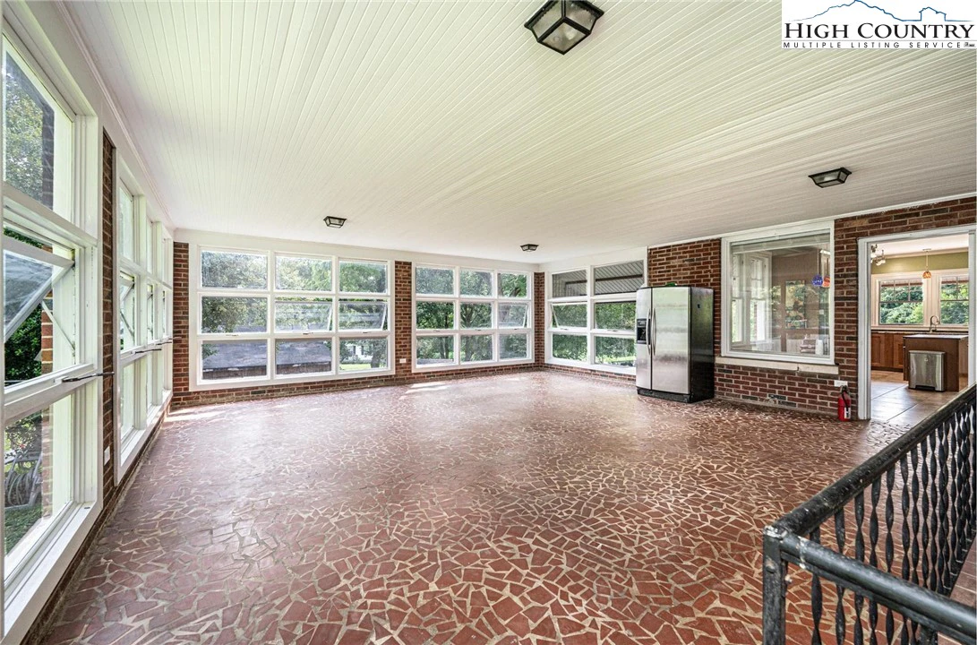 Image number 4 for the current listing
