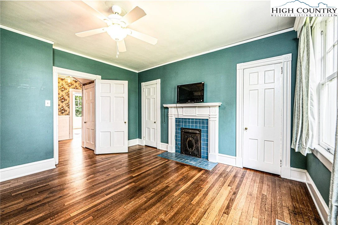 Image number 7 for the current listing