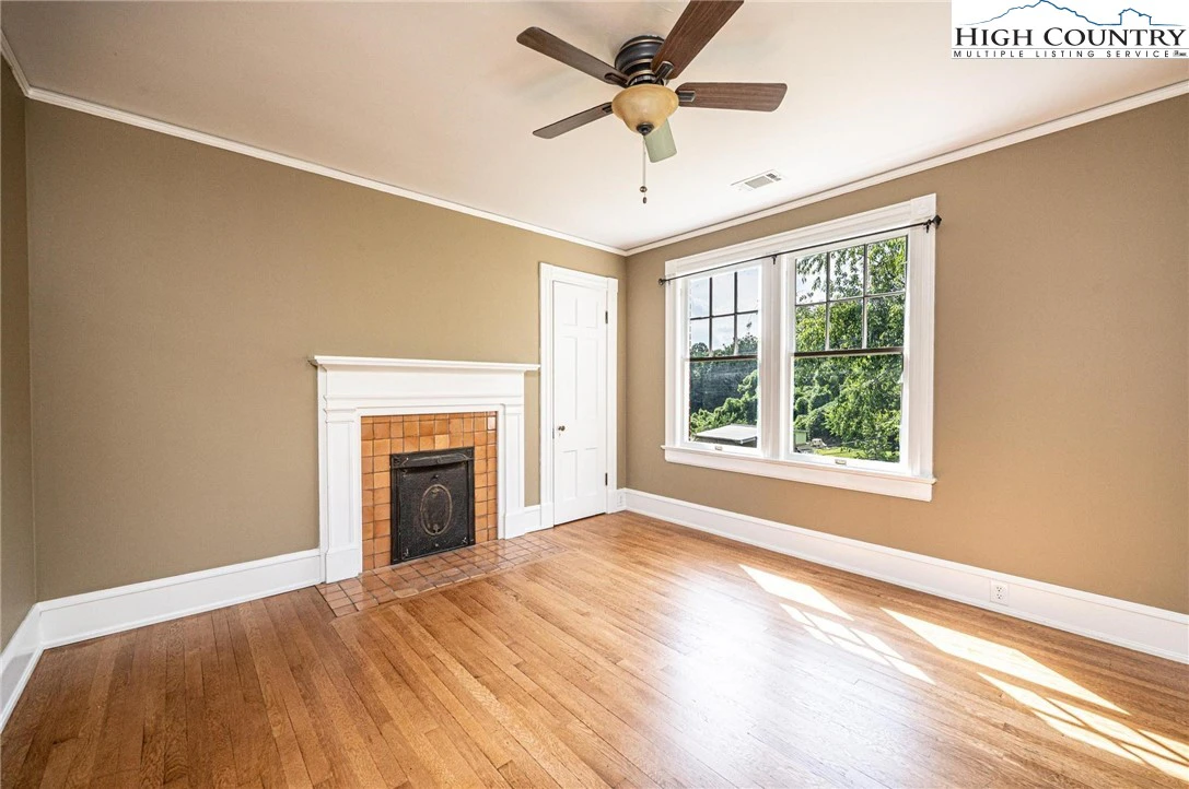 Image number 6 for the current listing