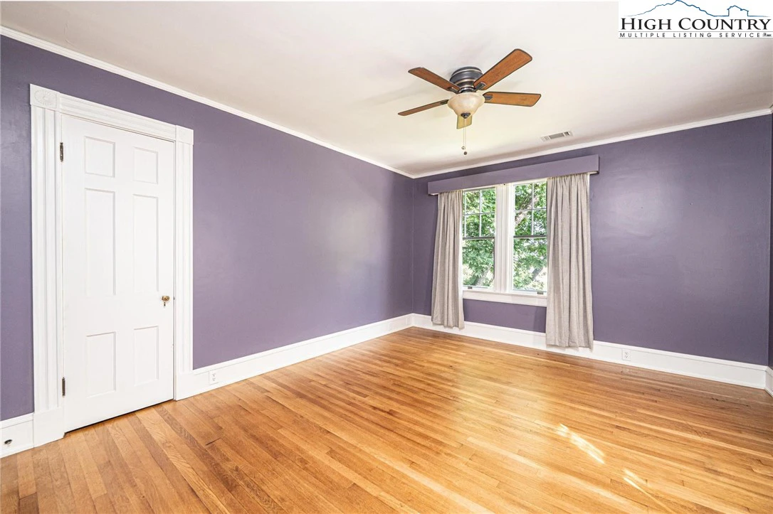 Image number 11 for the current listing