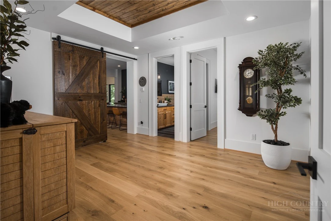 Image number 4 for the current listing