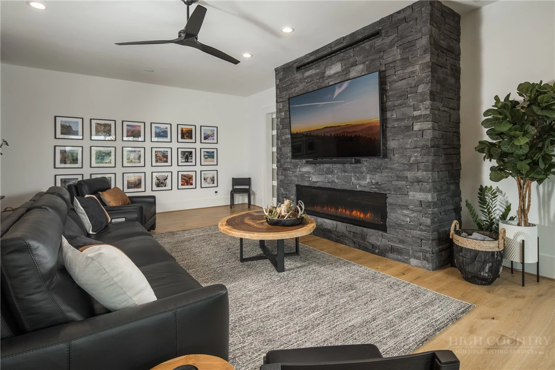 Image number 8 for the current listing