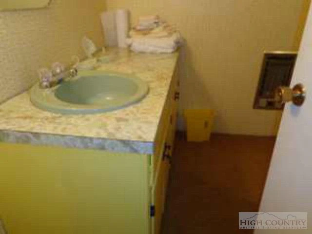 Image number 15 for the current listing