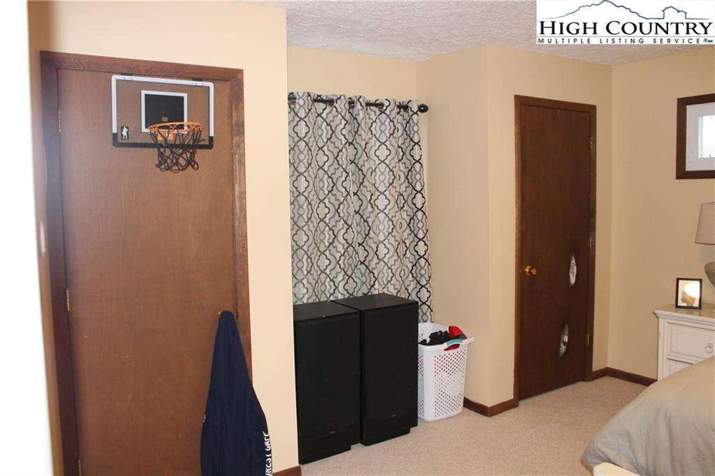 Image number 5 for the current listing