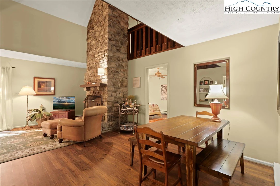Image number 14 for the current listing
